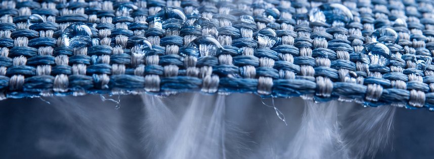防水透湿生地の断面。表面では水滴が玉になり、裏面からは水蒸気が抜けている。
