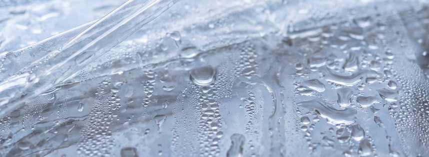 ラップフィルムの裏側にびっしりと結露した水滴。