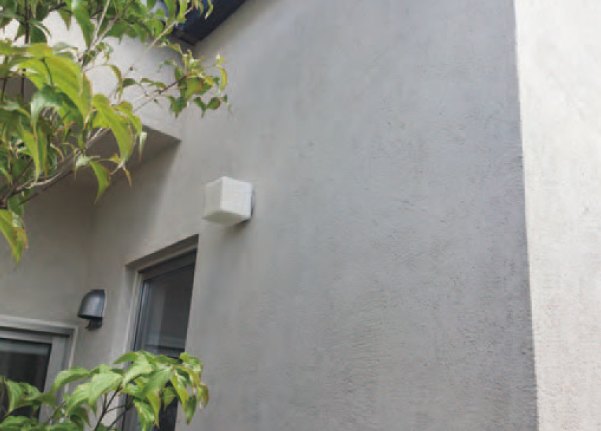 施工後の外壁。仕上げ本来の色が戻っている。