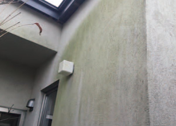 施工前の外壁。汚れがにじみ、全体がくすんでいる。
